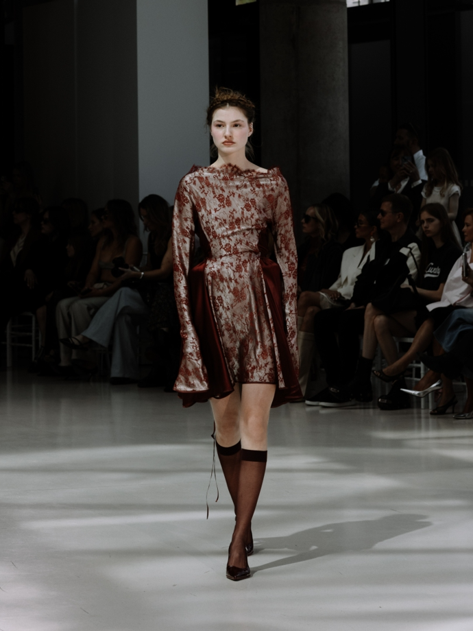 Návrhářka uvedla i modely v nádechu vínové. A nechyběly ani průhledné podkolenky