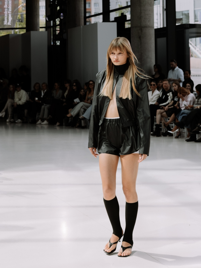 Návrhářka dokazuje, že jednobarevné modely rozhodně nemusí znamenat nudu.