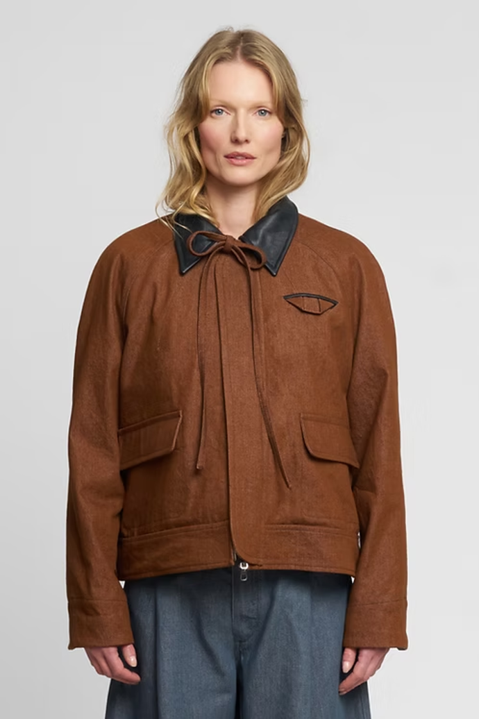 Džínová bunda s kontrastním límečkem a vázáním, Radka Sirkova, 18950 Kč