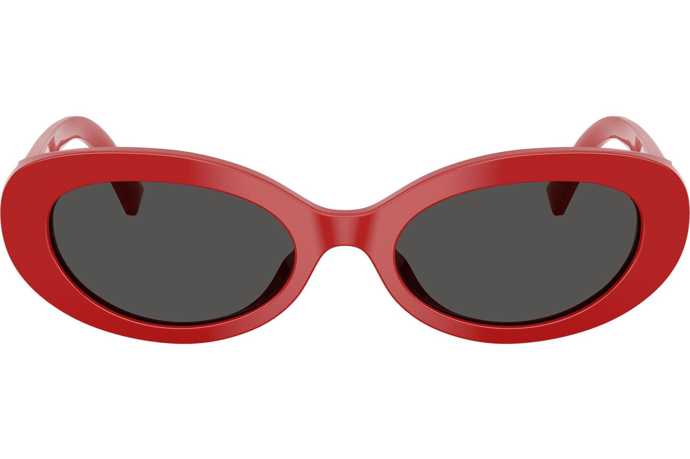 Sluneční brýle jsou další možností, jak začít nosit energičtější odstíny. Tento model je z dílny Dolce & Gabbana a pořídíte ho za 3844 Kč.