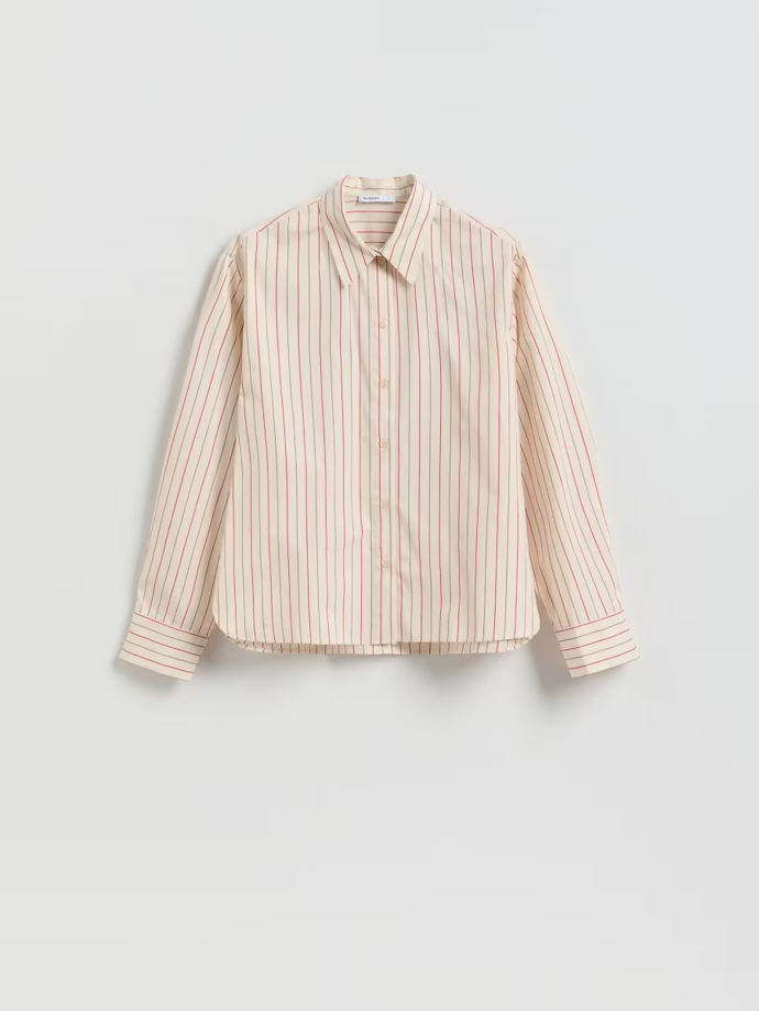 Do svého modelu můžete jako Meryl Streep nenápadně, ale efektně zakomponovat i další trendy, kterým jsou proužky. Vzorovaná košile bude perfektně ladit právě díky proužkům. Nebude ale působit prvoplánově. Tento model je od značky Reserved a pořídíte ho za  759 Kč.