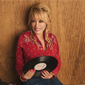 Zpěvačka Dolly Parton ve svojí denimové kolekci ukázala, že džíny nemusí být nudné ani po osmdesátce.