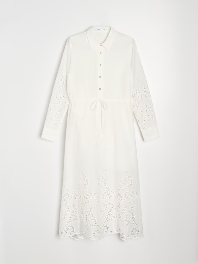 Podobné košilové šaty s dlouhým rukávem prodává například značka Sinsay za 359 Kč.