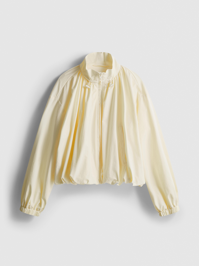 Ležérní bomber ve sportovním stylu z technického materiálu, Primark, 570 Kč