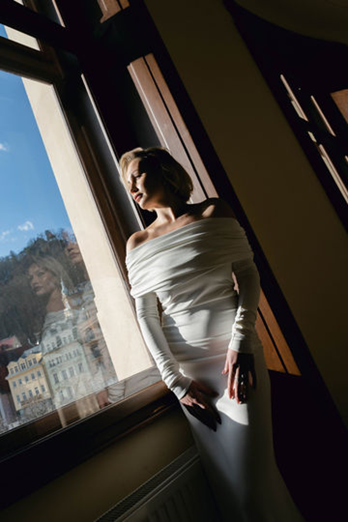 V kolekci nechybí ani přiléhavé šaty.