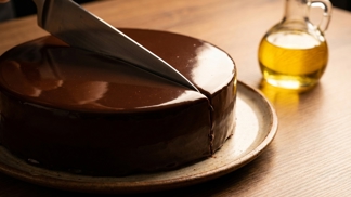 Největší past na domácí kuchařky: Tento trik s octem vám polevu spíše srazí, zrcadlový lesk a pružnost zajistí tato věc z linky