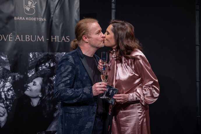 Nechyběl ani manželský polibek.