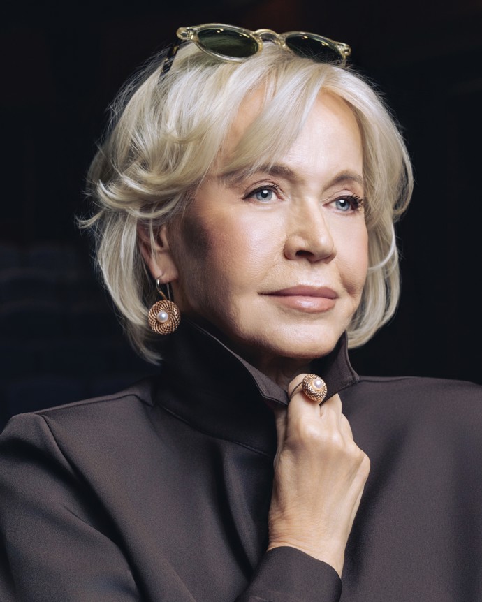 Objemné blond mikádo je poznávacím znamením Jany Švandové. 