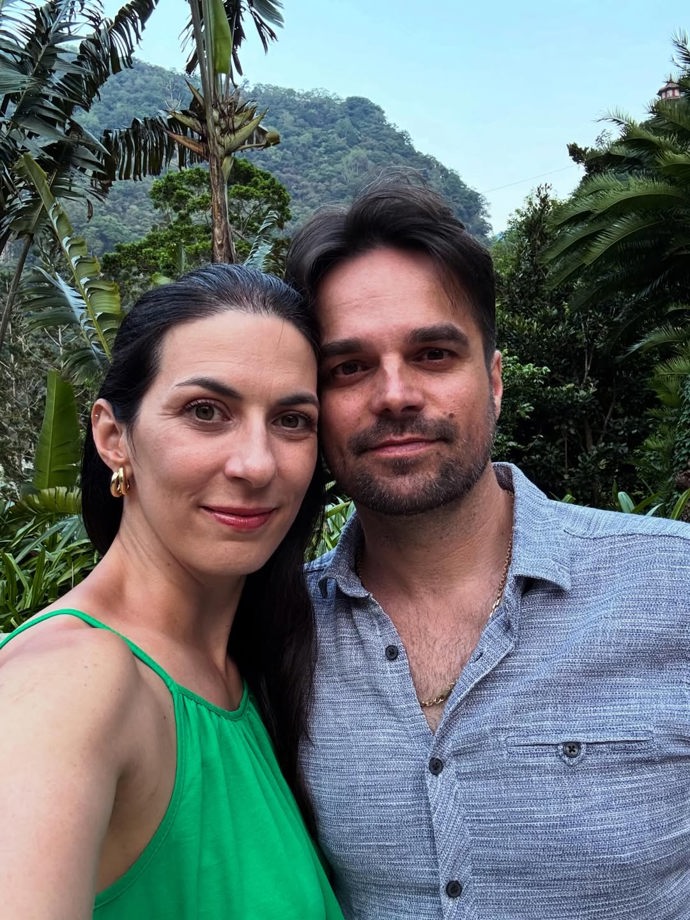 I po deseti letech manželství působí dvojice na fotkách jako čerstvě zamilovaný pár.