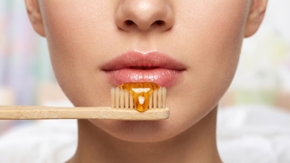 Místo drahých výplní sáhněte ráno po zubním kartáčku: Tento bleskový rituál s medem vrátí rtům plnost a barvu i bez jediné jehly