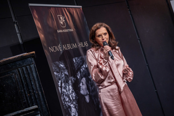 Z herečky se stala zpěvačka, která má posluchačům co předávat prostřednictvím svých šansonů. 