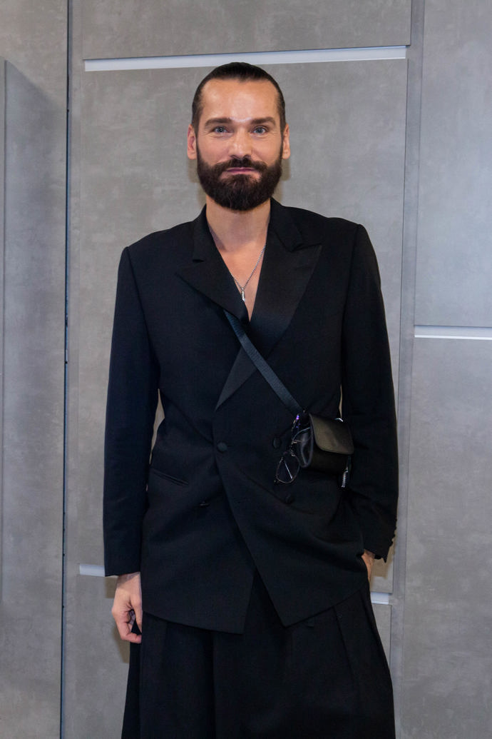 On sám je ve společnosti díky svému stylu nepřehlédnutelný. 