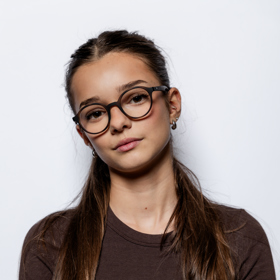 V kulatých brýlích ji známe ze seriálu Jedna rodina. 