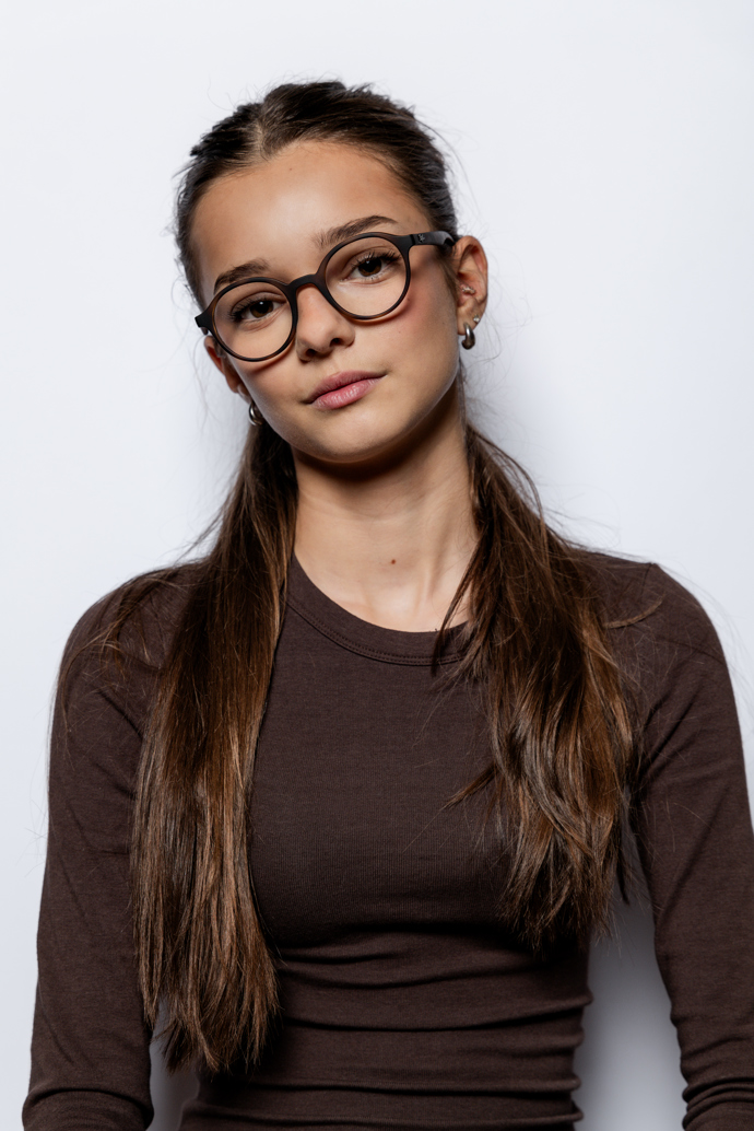 V kulatých brýlích ji známe ze seriálu Jedna rodina. 