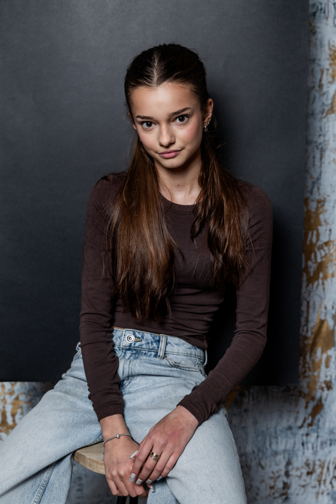 Lotti Töpfer na nových fotografiích odložila své ikonické kulaté brýle. 