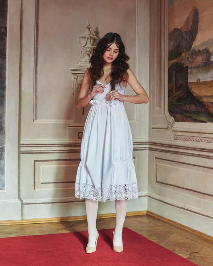 Svatební šaty sice můžou být klasicky bílé, ale jejich pojetí může vyzařovat jinou atmosféru, než jaká bývá zvykem.