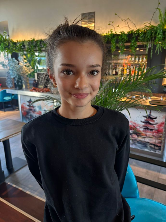 Ve dvanácti letech už hrála v seriálu Jedna rodina. 