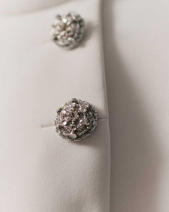 Minimalistické kousky ozvláštní důmyslné střihy i detaily.