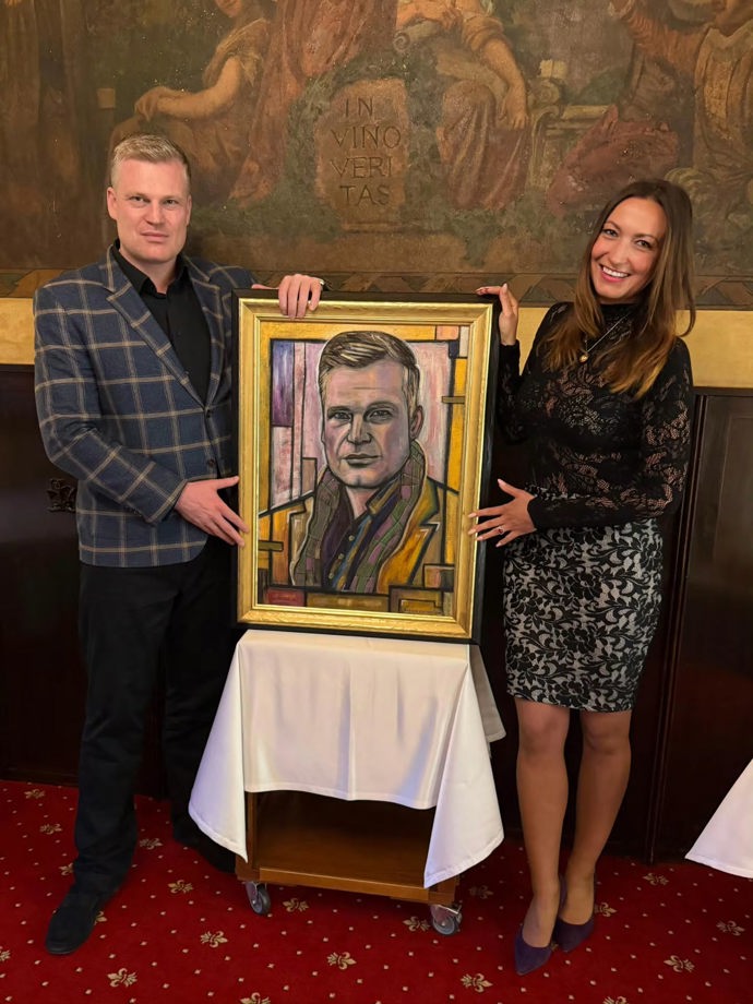 Lucie Gelemová namalovala portrét Filipa Turka. 