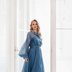 Kolekce  na letošní jaro a léto od české designérky Lucie Vránové, která stojí za značkou LUCIE MARIM, je hedvábných kousků plná. Dlouhé hedvábné šaty, LUCIE MARIM, 19900 Kč