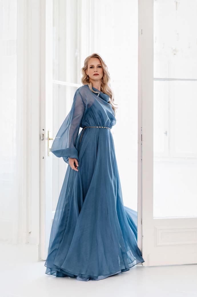 Kolekce  na letošní jaro a léto od české designérky Lucie Vránové, která stojí za značkou LUCIE MARIM, je hedvábných kousků plná. Dlouhé hedvábné šaty, LUCIE MARIM, 19900 Kč