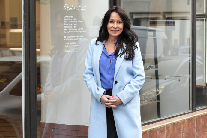 Zpěvačka ukázala, jak můžete modrými akcenty oživit jinak jednoduchý outfit a přidat svěží jarní nádech i obyčejným kouskům.