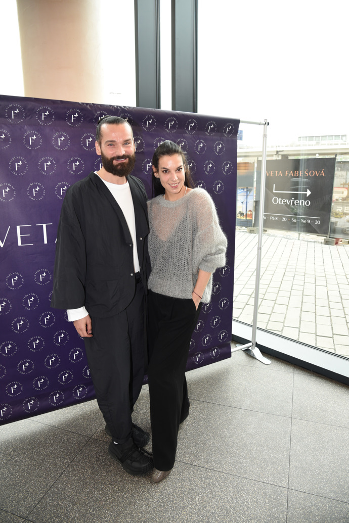 Michal Zapoměl pózuje s moderátorkou Martou Dřímal Ondráčkovou. 