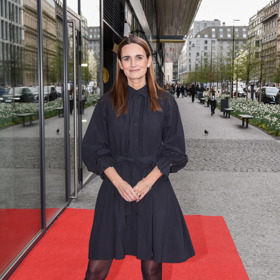 Moderátorka Daniela Brzobohatá vynesla košilové mini šaty s páskem, které ozvláštnila mátově zelenými kozačkami na podpatku a do špičky.