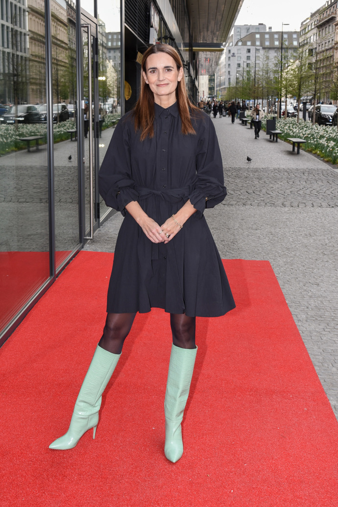 Moderátorka Daniela Brzobohatá vynesla košilové mini šaty s páskem, které ozvláštnila mátově zelenými kozačkami na podpatku a do špičky.