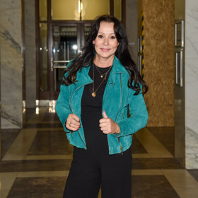 Zpěvačka přidala ještě několik zlatých přívěsků. 