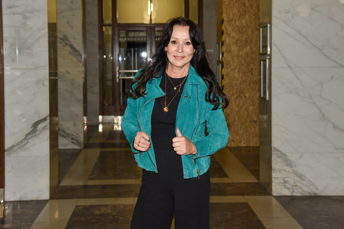 Zpěvačka přidala ještě několik zlatých přívěsků. 