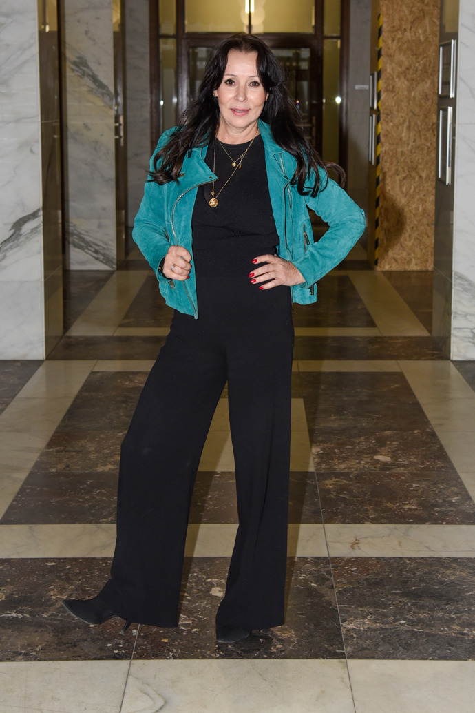 Zpěvačka Heidi Janků oblékla k černému základu outfitu zelenou koženou bundičku. 