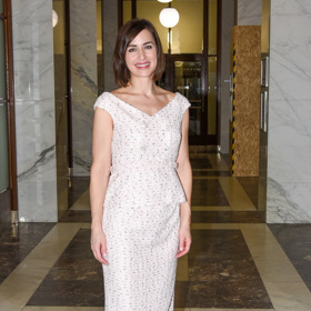 Alex Mynářová oblékla elegantní tvídový komplet se sukní v midi délce, vše doplnila špičatými lodičkami tón v tónu.