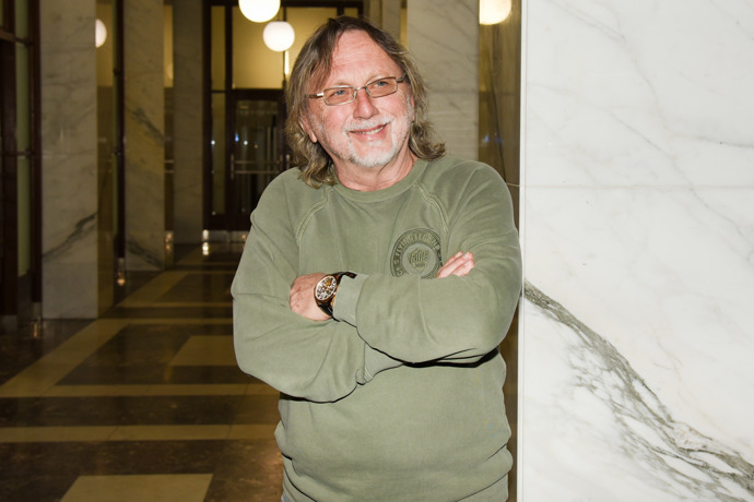 Jediným doplňkem zpěváka byly hodinky s výrazným černým páskem. 