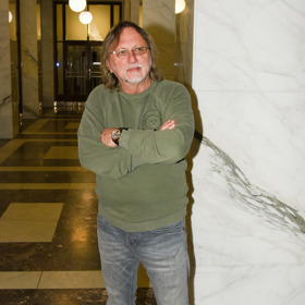 Dalibor Janda si vystačil s mikinou v barvě oliv, džínami a šedými teniskami. 