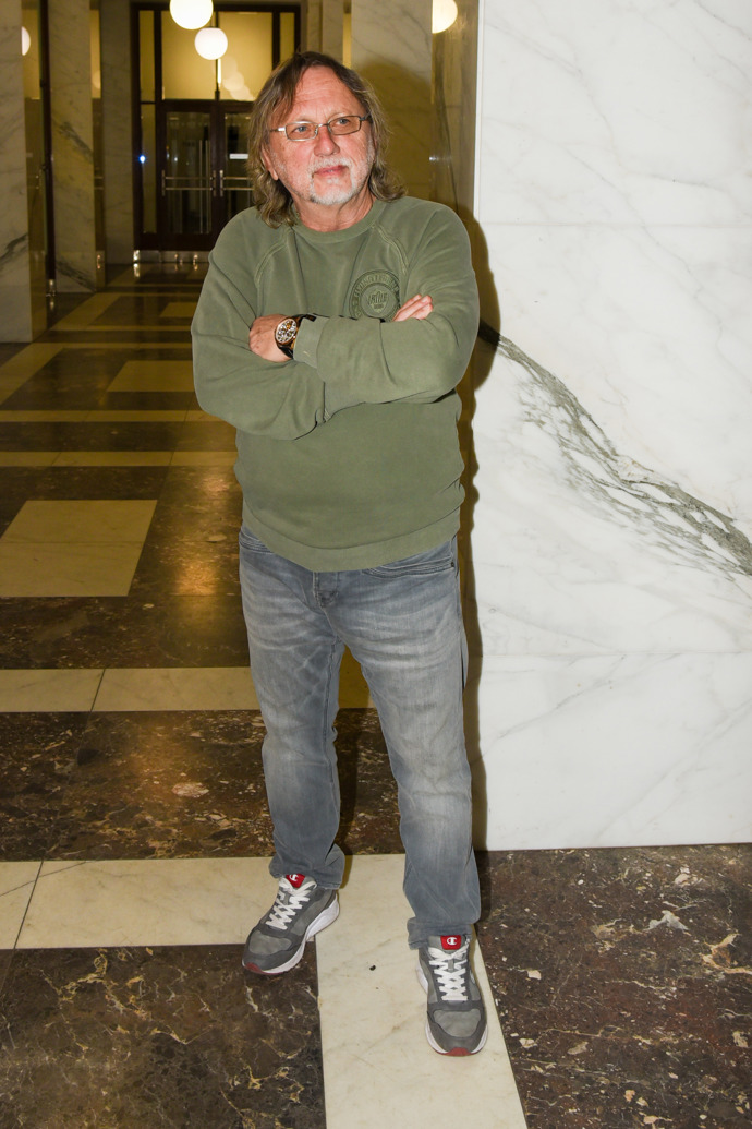 Dalibor Janda si vystačil s mikinou v barvě oliv, džínami a šedými teniskami. 