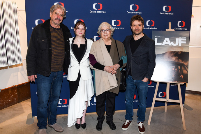 Sophia Šporclová s hereckými kolegy z filmu Lajf.