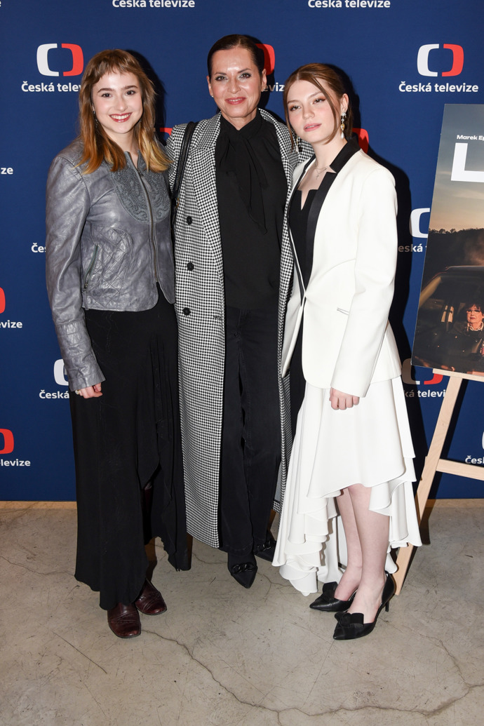 Sophia Šporclová s maminkou na premiéře filmu Lajf.