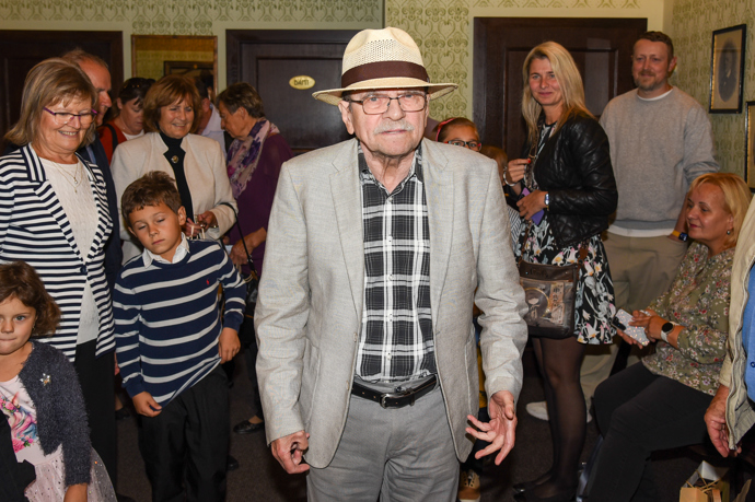 Jaroslav Uhlíř je autorem mnoha písní, které znají celé generace dětí i dospělých. Objevily se i ve filmu Vrchní, prchni. Následující snímky jsou z tohoto filmu.