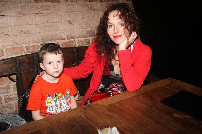 Do společnosti později se svými dětmi přestala chodit úplně. 