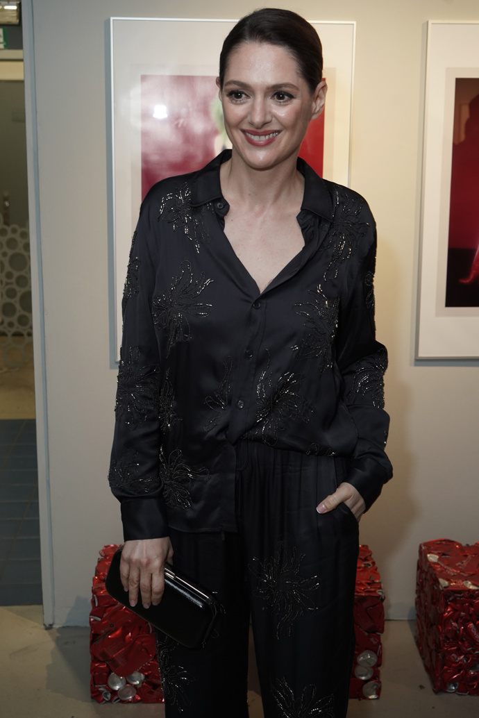 Motiv výšivky působí na tomto černém modelu velmi žensky.