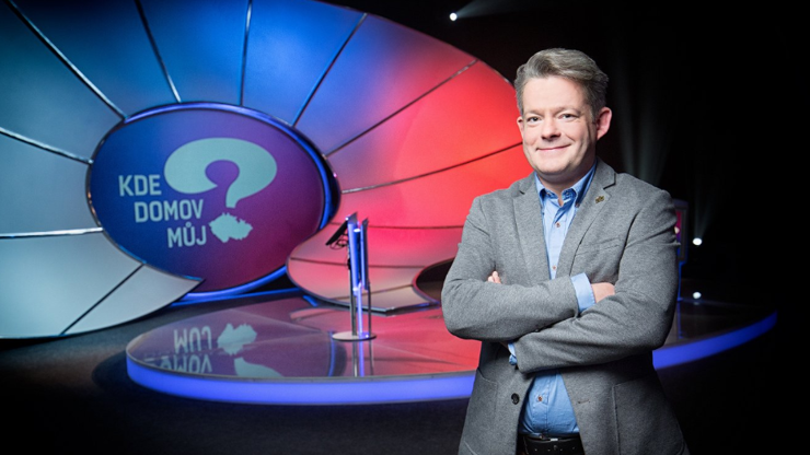 Aleš Háma jako moderátor pořadu Kde domov můj?.