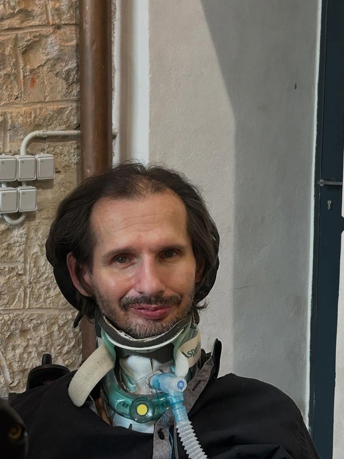 Posledních šest let se nemohl hýbat ani mluvit, přesto neztrácel smysl pro humor.