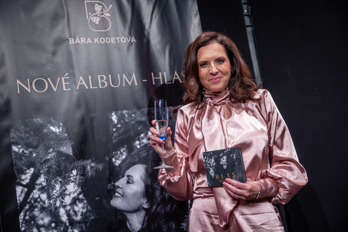Bára Kodetová pojmenovala své první album Hlas. 