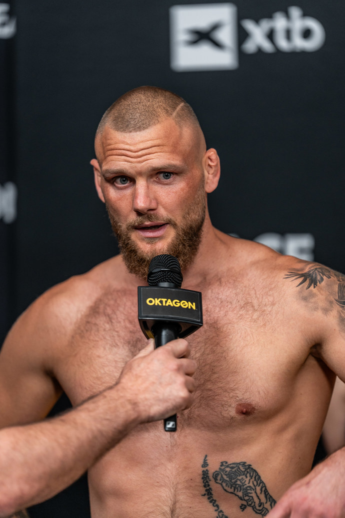 Do cesty se legendě postaví tvrdý a odhodlaný německý bojovník Alexander Poppeck.