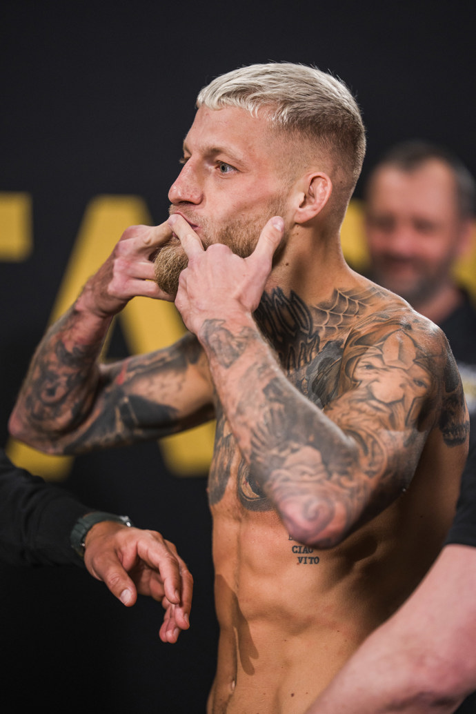 Radek Roušal na vážení a staredownu.