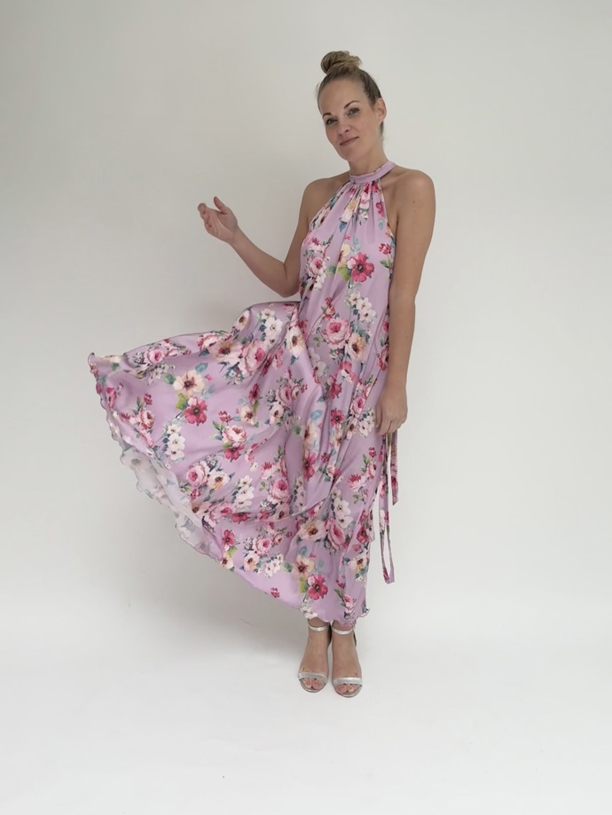 Také návrhářka Iveta Paulerová v aktuální kolekci pracovala s hedvábím. 