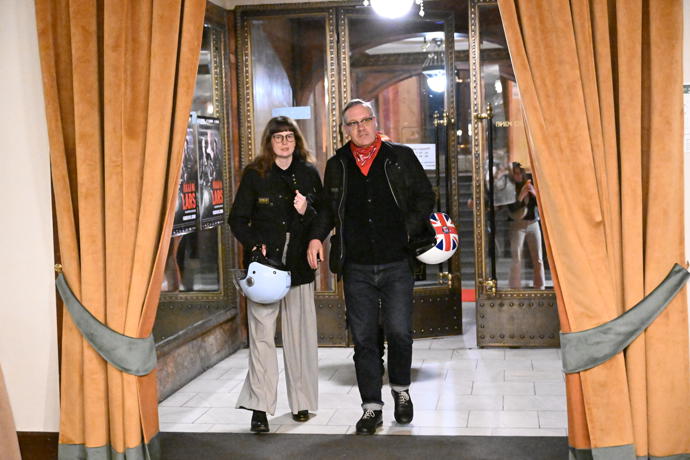 Pár podle všeho do kina přijel na jejich oblíbených Vespách a tomu uzpůsobili i své oblečení.