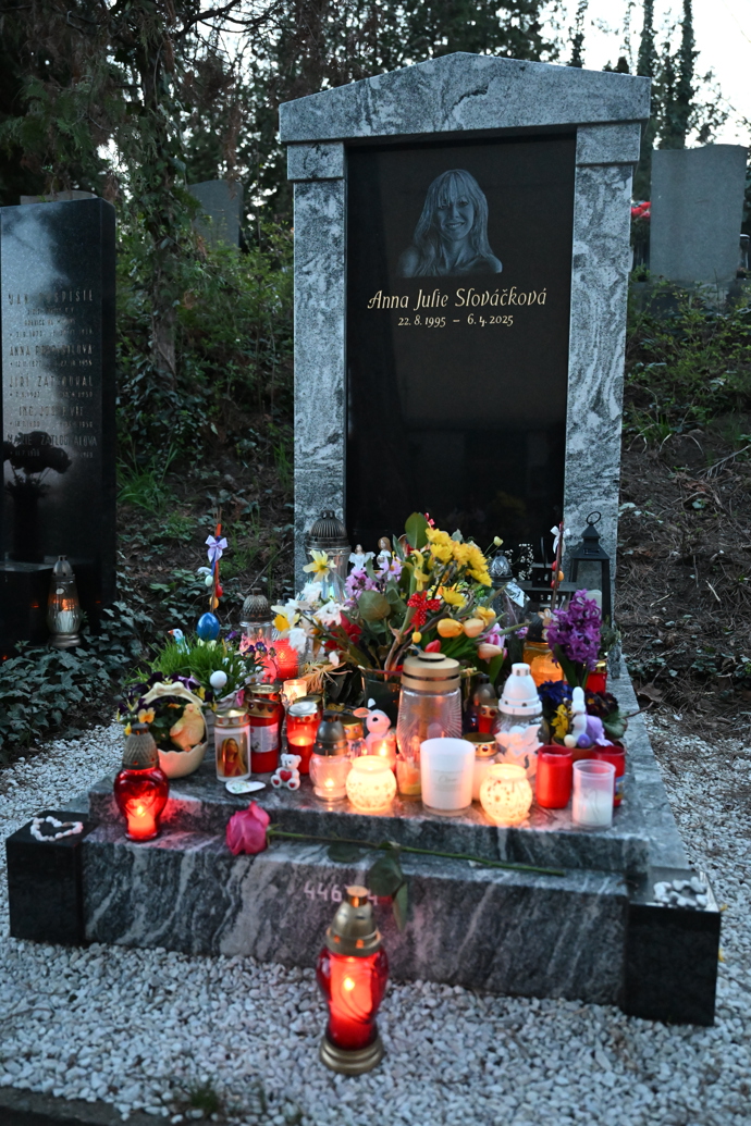 Hrobeček Aničky Slováčkové na Vinohradském hřbitově.