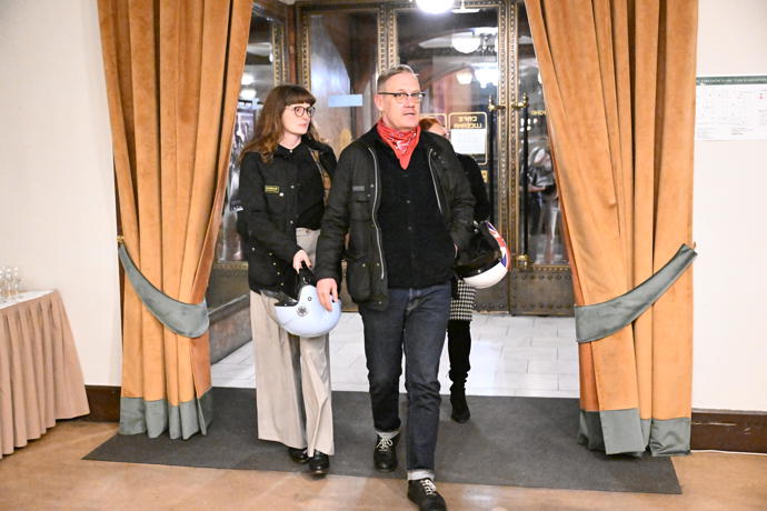 David Matásek dorazil na motorce.